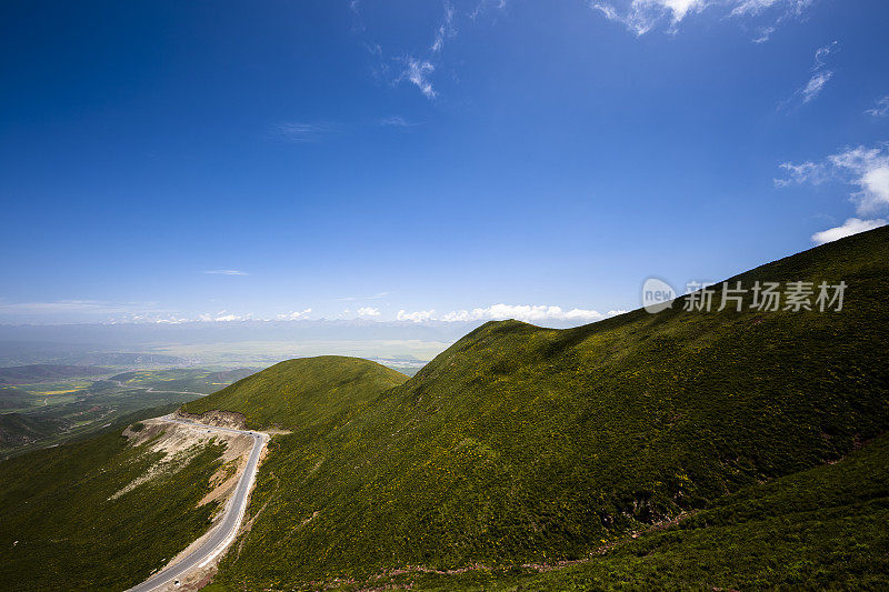 蜿蜒的山路在山上