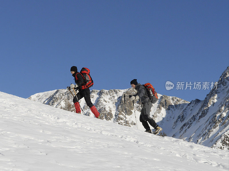 雪艰难的行走