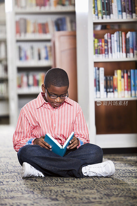 男孩在图书馆看书