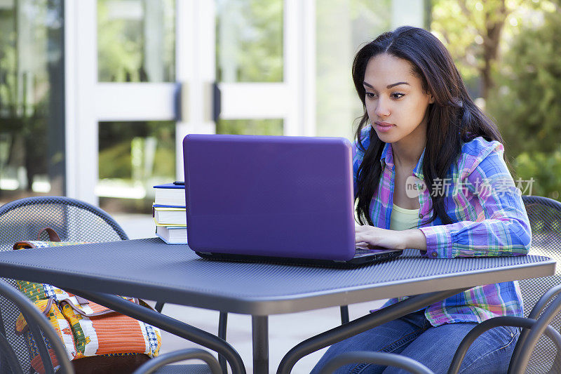 一个女大学生在用她的笔记本电脑