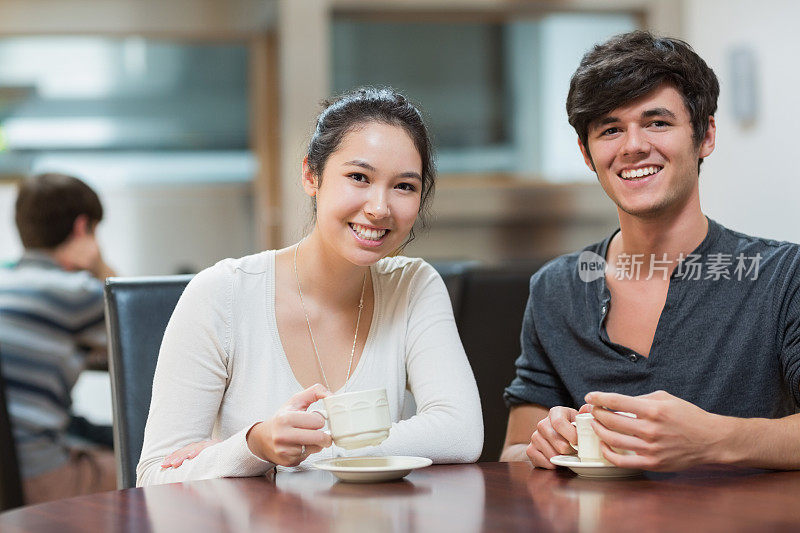 两个人在咖啡店微笑