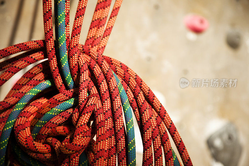 攀岩墙上的彩色绳索