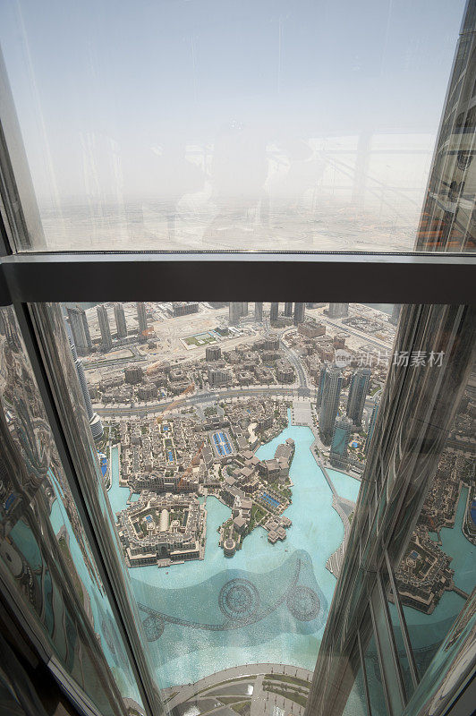 从电梯俯瞰迪拜