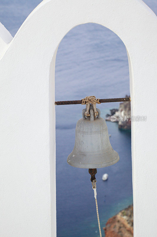 伊亚市希腊东正教的钟楼。圣托里尼岛。
