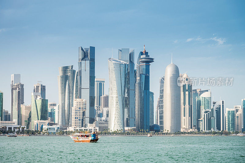 现代多哈天际线前的三角帆船，卡塔尔