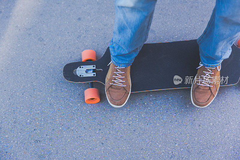 在街上玩滑板