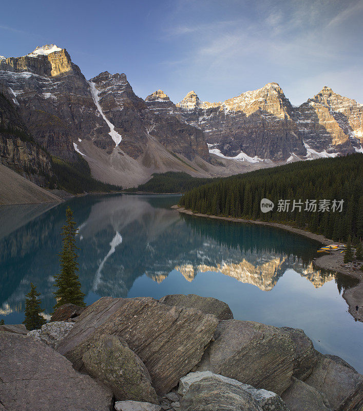 日出的冰碛湖与雪山，加拿大落基山脉