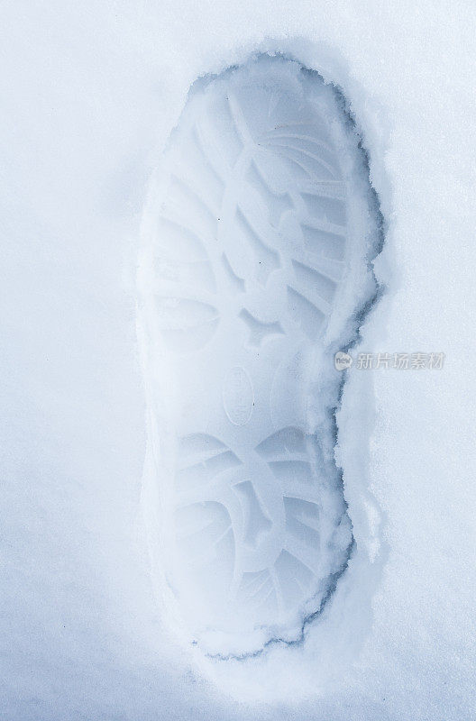 深深的雪地上的脚印