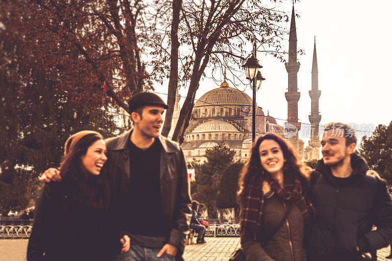 一群快乐的朋友在伊斯坦布尔散步