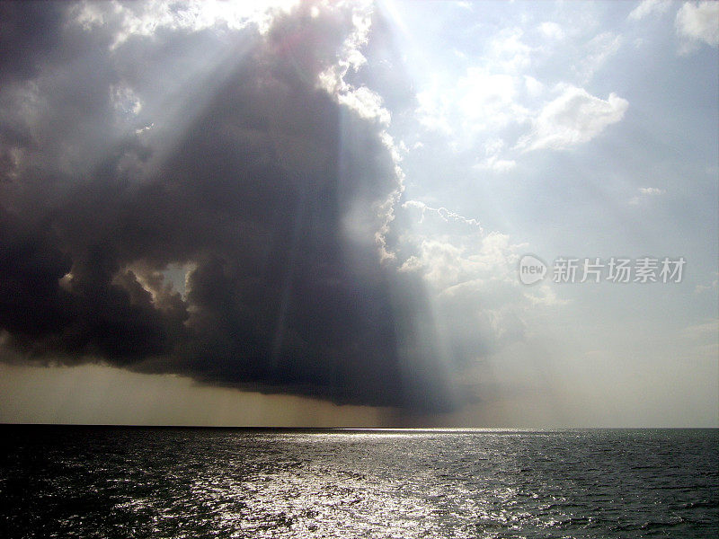 泰国湾的暴风雨和阳光
