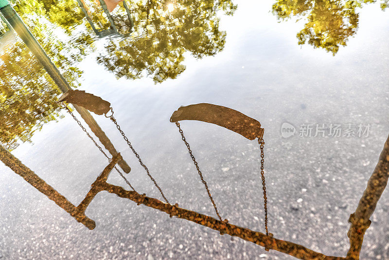 山洪暴雨后荡漾在水坑里的倒影