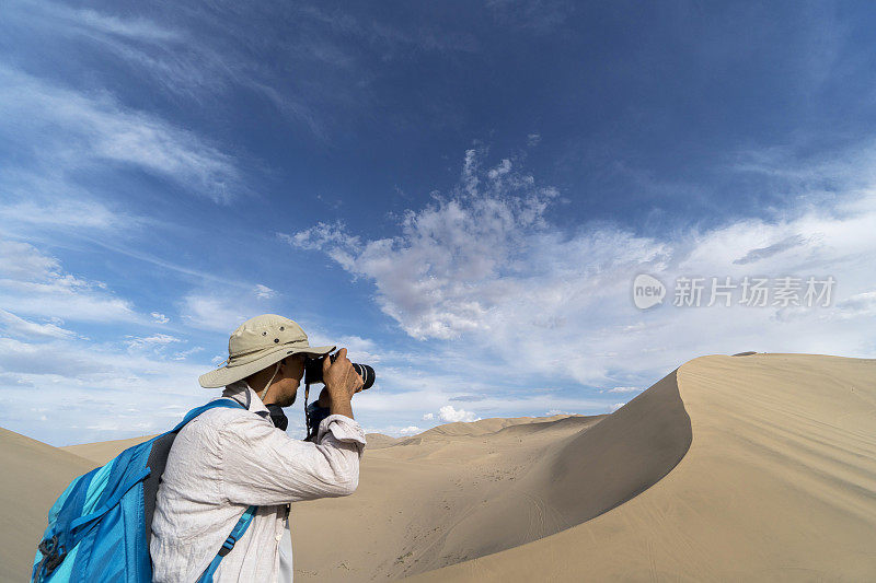 旅行者在拍摄沙丘