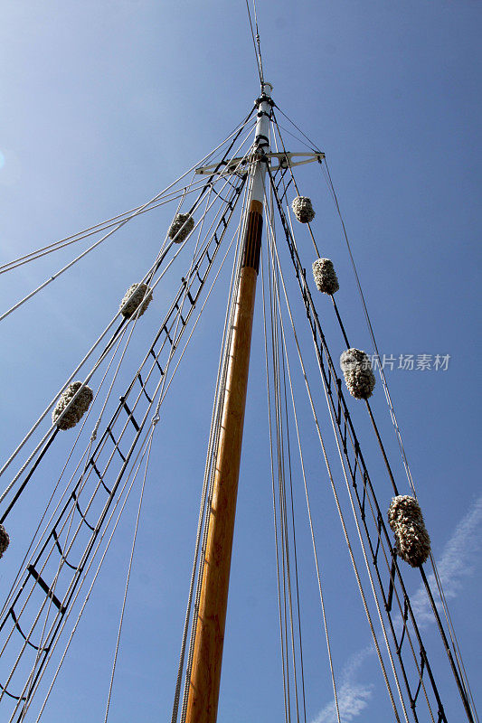 在一艘旧船的复制品上发现桅杆和索具