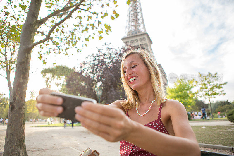 法国女孩在巴黎埃菲尔铁塔自拍