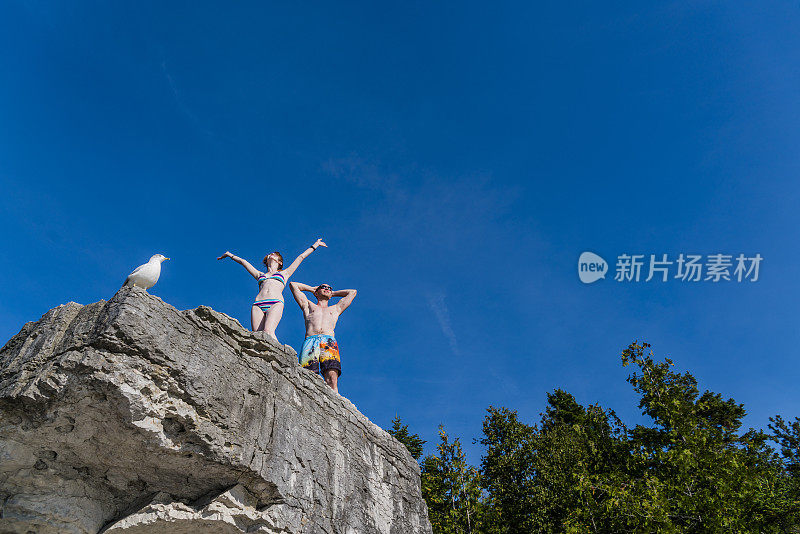 托博莫里的悬崖上，一名年轻男子和一名少女