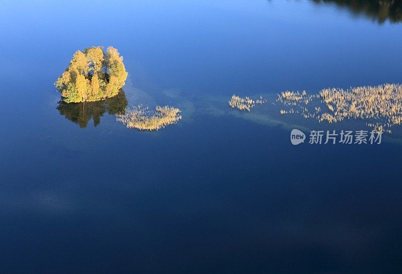 一个岛屿的航拍照片。秋天