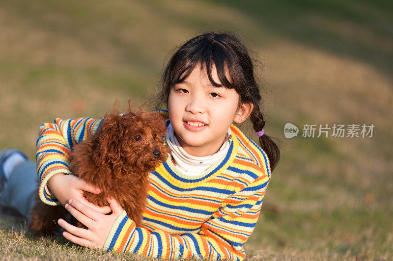 亚洲小孩和狗玩
