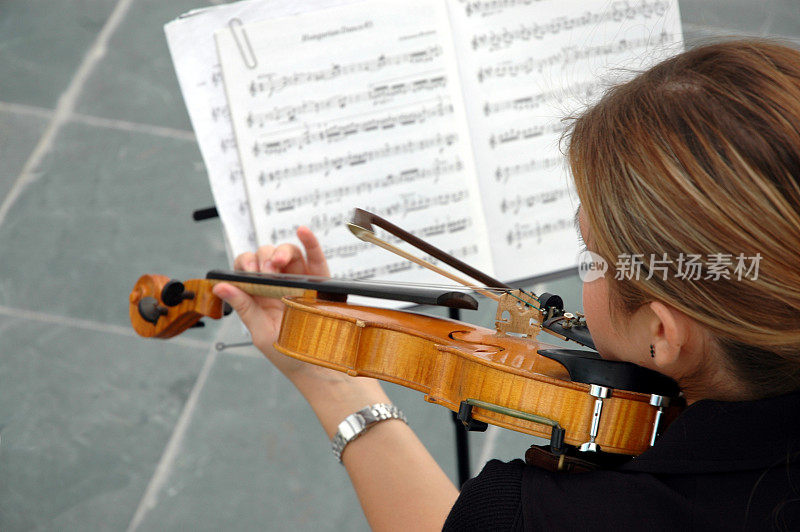 小提琴家女孩和音符的表演