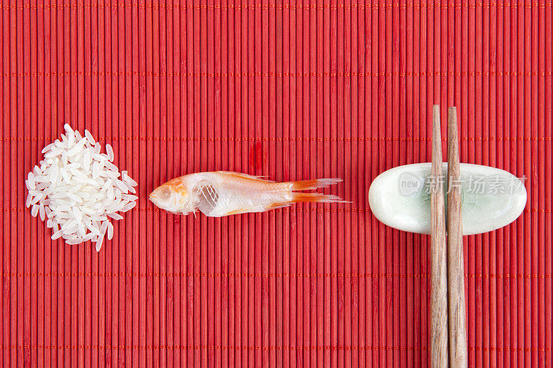 生米饭，吃鱼和筷子