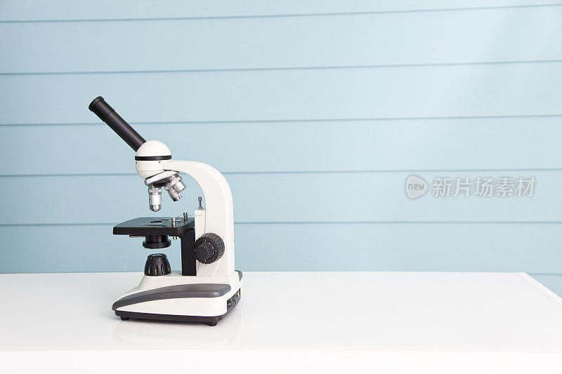 显微镜放在实验台上，有复印的地方
