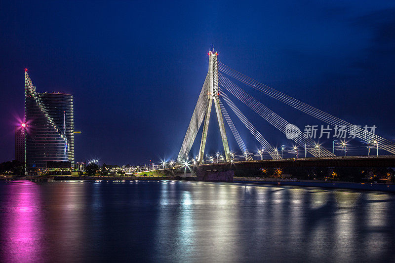 里加河岸夜景和现代桥梁