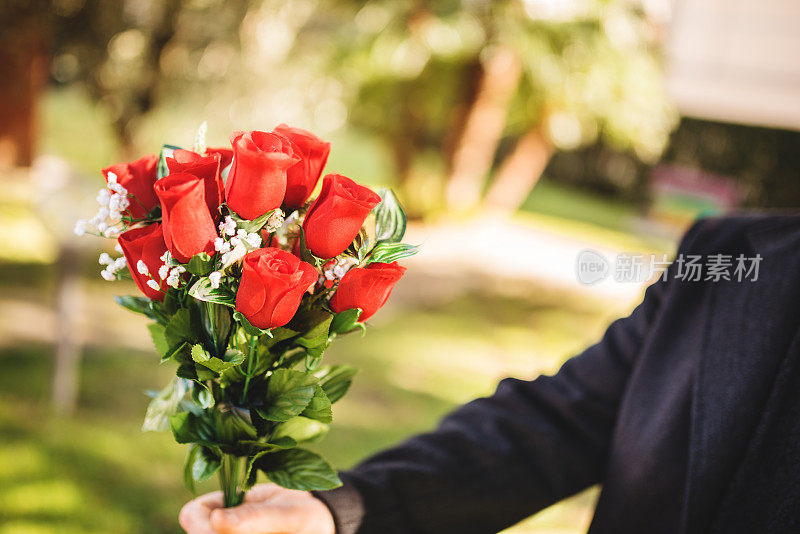 一个男人送了一束玫瑰给圣瓦伦丁