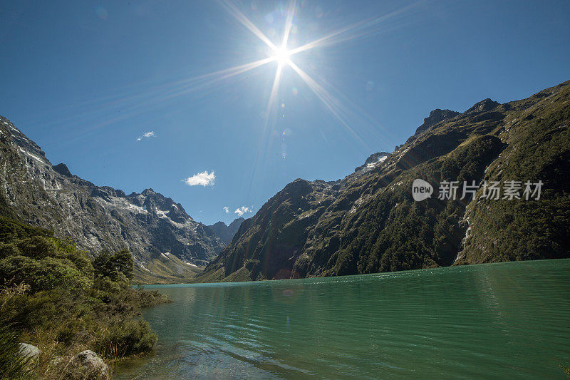 玛丽安湖，位于新西兰峡湾国家公园