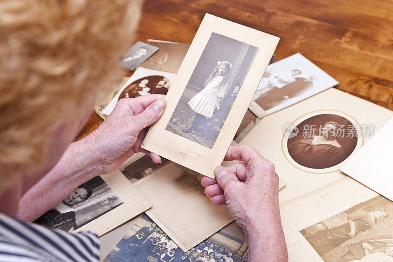 一个女人看着家人的旧照片