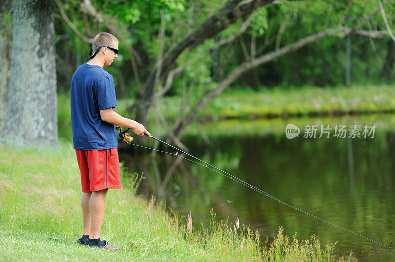 男孩在湖边钓鱼