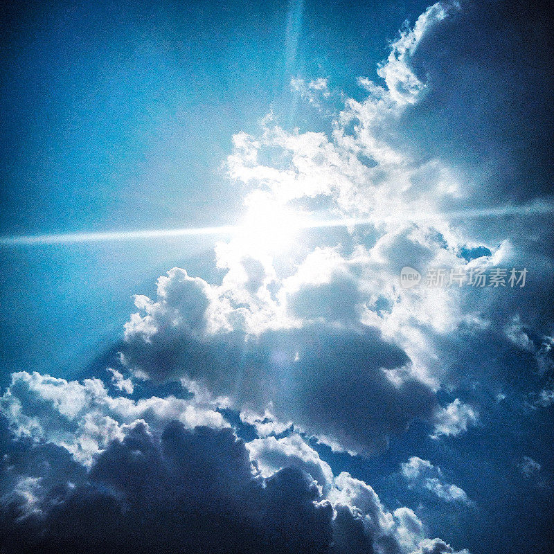 透镜状的阳光照在蓝天上