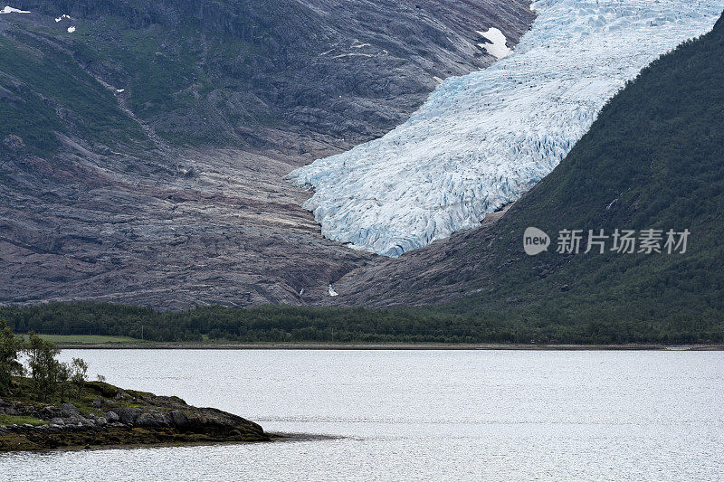 挪威靠近北极圈的布里克斯达尔斯布林冰川(斯瓦蒂森冰川)