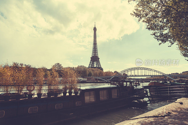 巴黎埃菲尔铁塔附近塞纳河上的船只