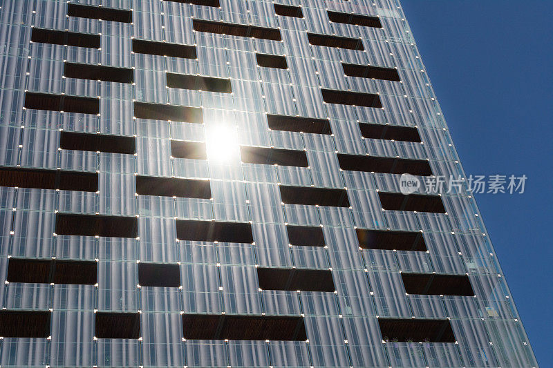 阳光反射在现代玻璃办公大楼