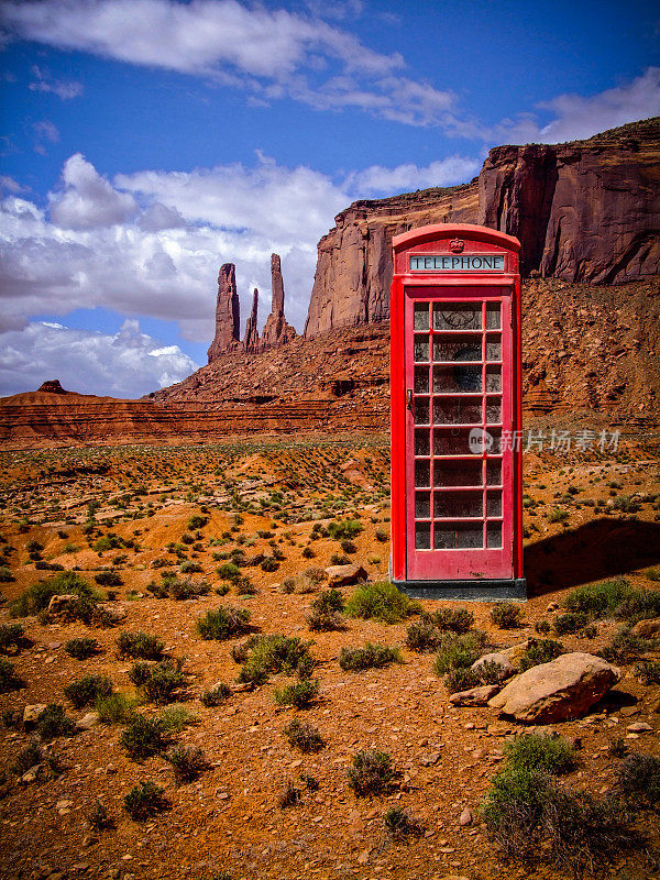 图片拼贴:纪念碑谷的红色英国电话亭