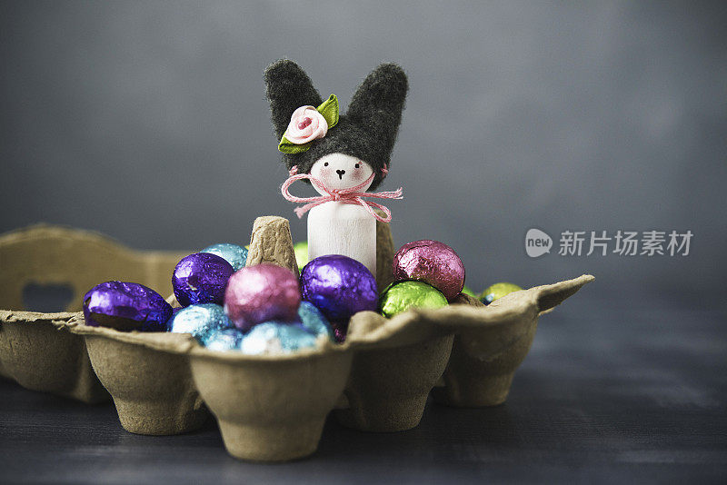 手工制作的复活节兔子，用箔纸包裹复活节彩蛋