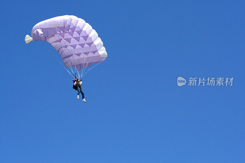 在湛蓝的天空下