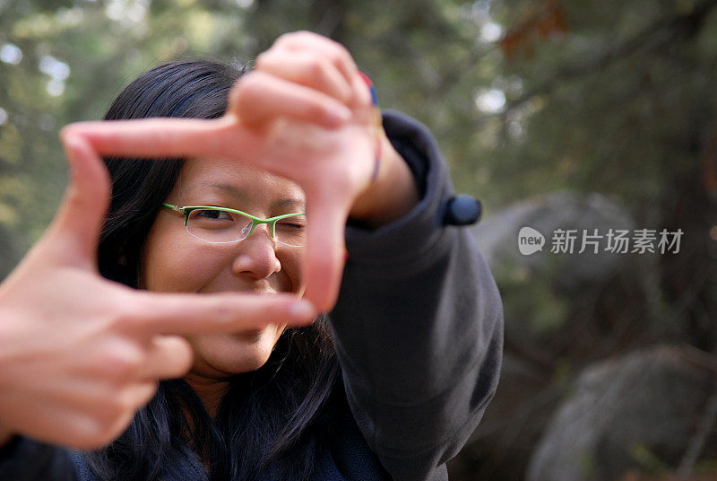 亚洲女性露营者用手指制作盒子