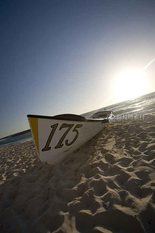 西澳大利亚-海滩上的一艘冲浪船