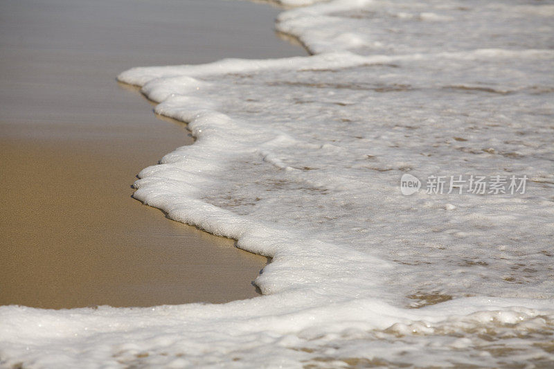 海浪冲刷着海滩