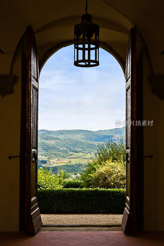 托斯卡纳风景通过开放的门，基安蒂地区在意大利