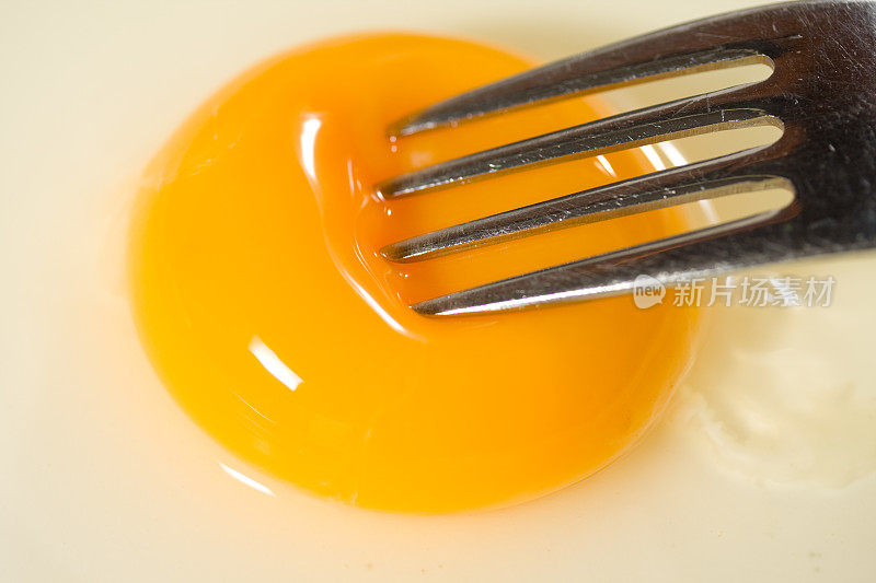用叉子压生鸡蛋