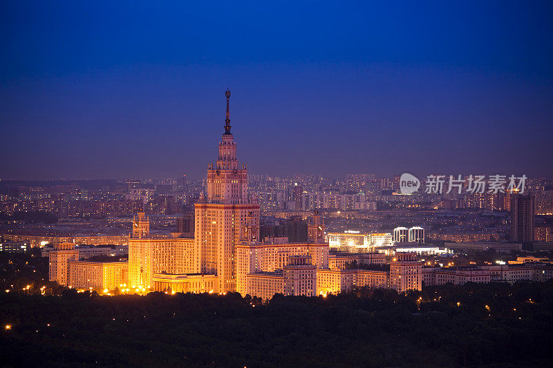 莫斯科州立大学。夜间主楼