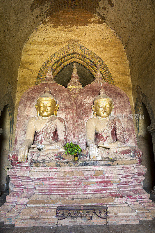 缅甸蒲甘寺两座老佛像。