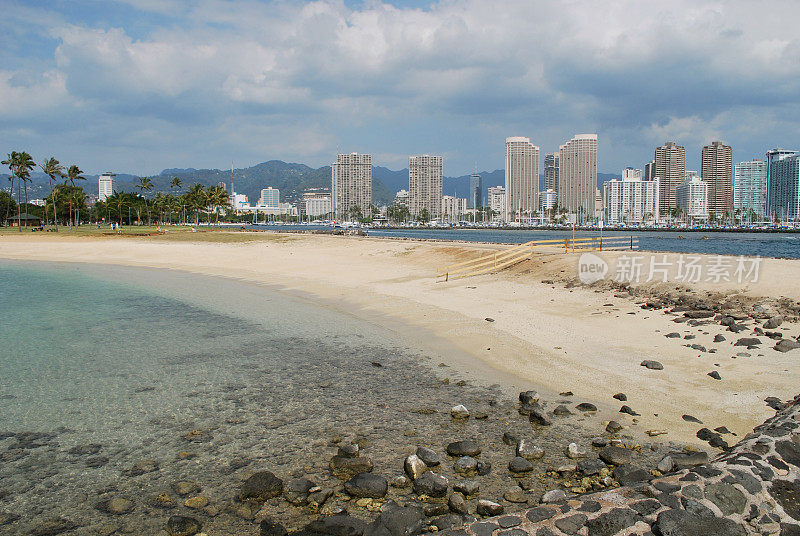 檀香山市中心从阿拉莫阿纳海滩公园观看。