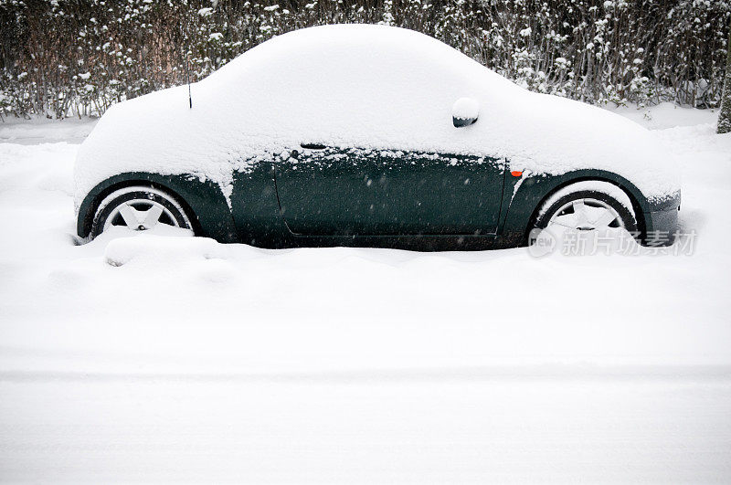 跑车被雪覆盖——德国的冬天