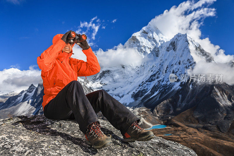 在尼泊尔珠穆朗玛峰国家公园，一名妇女正在使用双筒望远镜