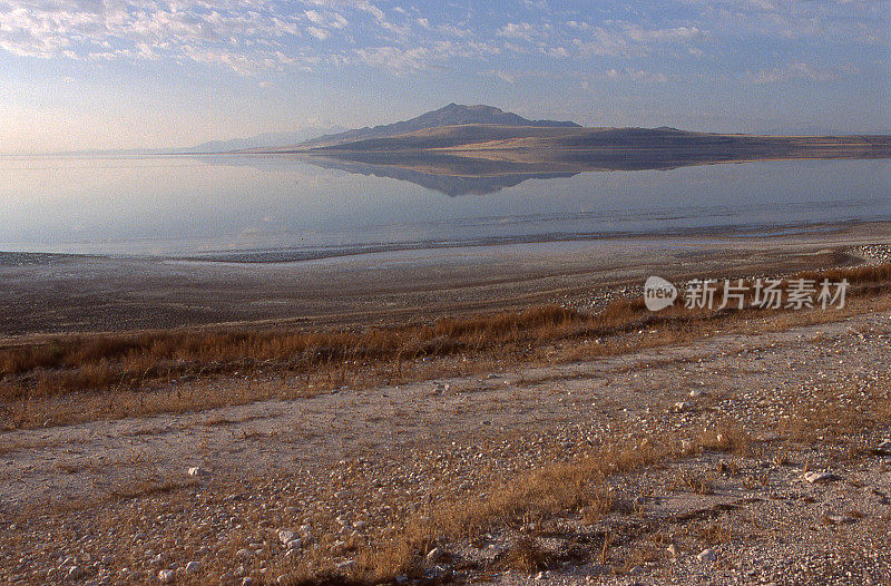 反射羚羊岛和暴露的海岸线犹他州大盐湖