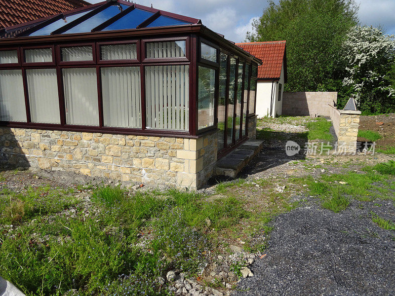 新方形温室的图像，玻璃屋顶，垂直百叶窗