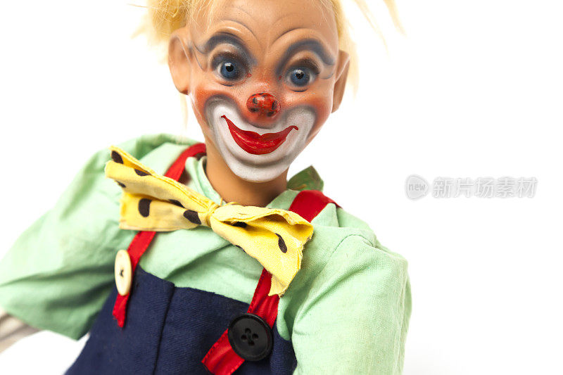 玩具小丑与色彩斑斓的面部特征和服装。