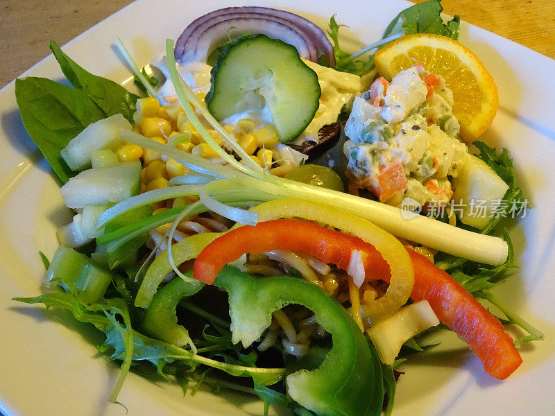 什锦沙拉，生菜，辣椒，黄瓜，凉拌卷心菜，红洋葱，甜玉米，大葱
